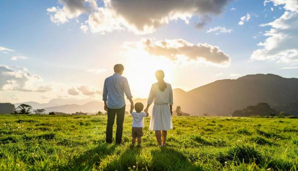 青空と草原の家族（ファミリー）赤ちゃんの写真