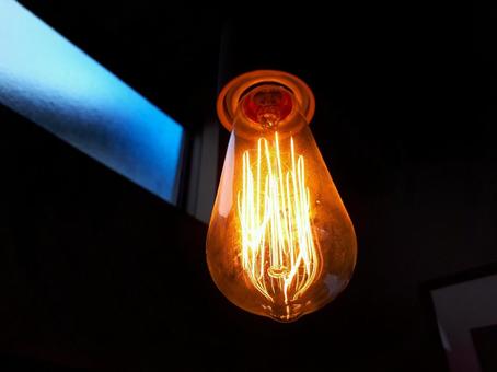 おしゃれなエジソン風のレトロ電球が灯る おしゃれなエジソン風のレトロ電球が灯るの写真