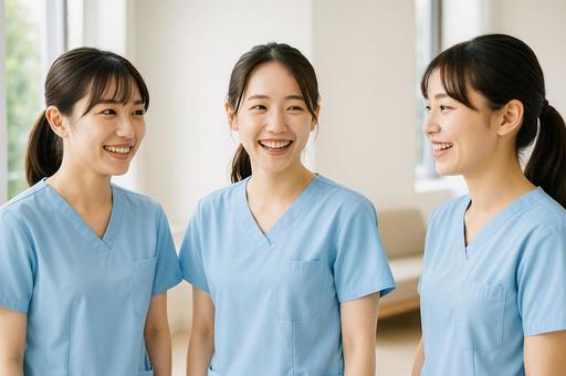 同僚と談笑する看護師たち 同僚と談笑する看護師たちの写真