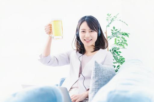 オンラインで乾杯をする若い女性 ハッピー,ビデオ通話,リモートの写真素材