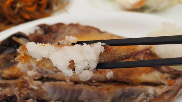鰺の開き・家庭料理(食べるシーン) 鰺の開き・家庭料理(食べるシーン) 鰺の開き,家庭料理,食べるの写真素材