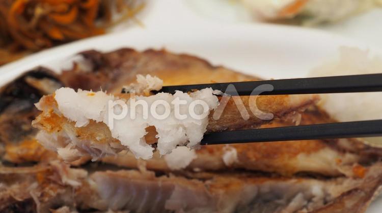 鰺の開き・家庭料理（食べるシーン） 鰺の開き,家庭料理,食べるの写真素材