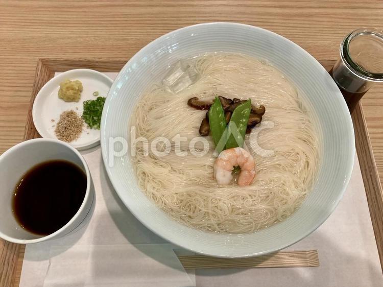 初夏の暑い日には冷やしそうめん そうめん,素麺,冷やしの写真素材