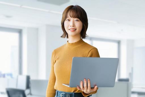 パソコンを持つ女性・ビジネスウーマン 女性,パソコン,笑顔の写真素材