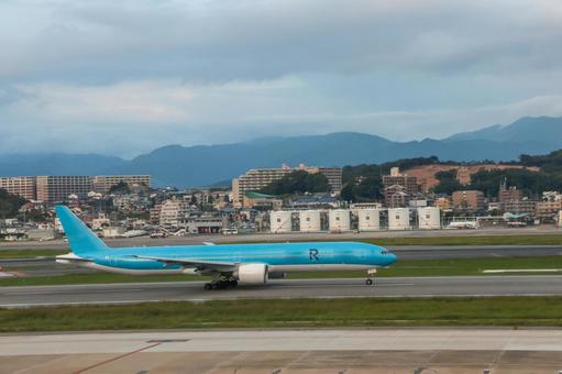 色づく季節の滑走路　福岡空港 飛行機,航空機,旅客機の写真素材