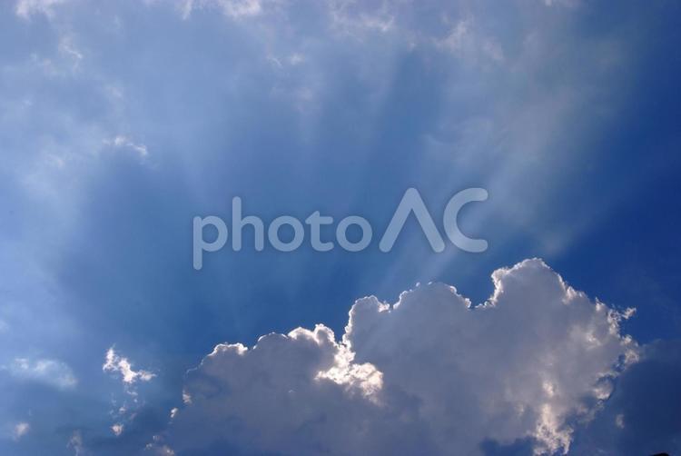 雲からの木漏れ日 木漏れ日,空,青空の写真素材
