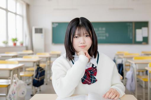 考える女子生徒 考える女子生徒の写真