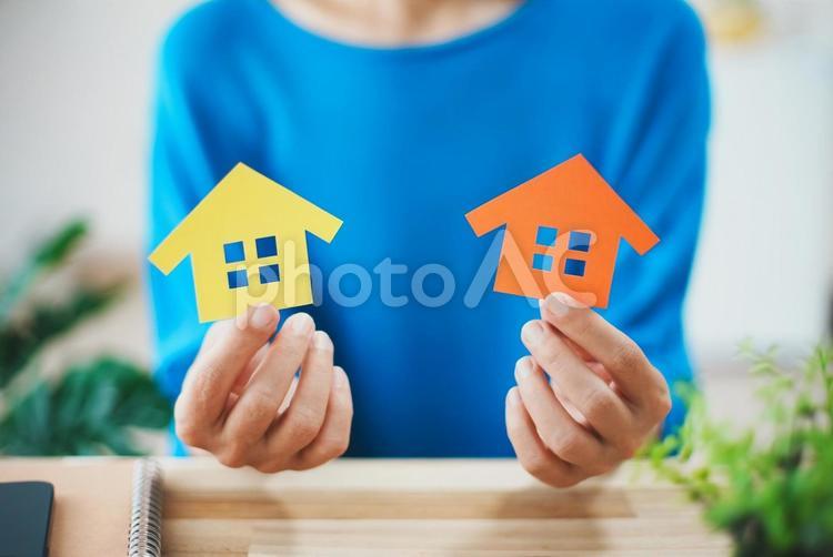 2つの家を持つ女性 家,住宅,ビジネスの写真素材