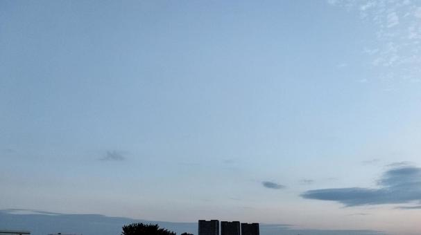 夕方に差し掛かる間際の青空と建物 夕方に差し掛かる間際の青空と建物の写真