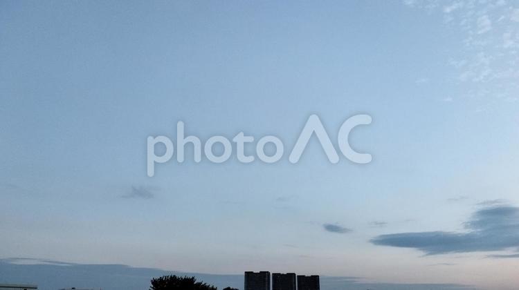 夕方に差し掛かる間際の青空と建物 自然,昼,雲の写真素材