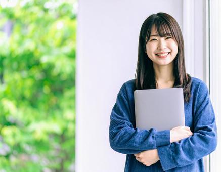 ノートパソコンを持つ女性5 ノートパソコンを持つ女性5の写真