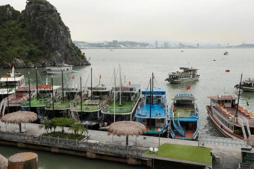 カルスト地形が広がるハロン湾の風景 ハロン湾,綺麗,岩の写真素材