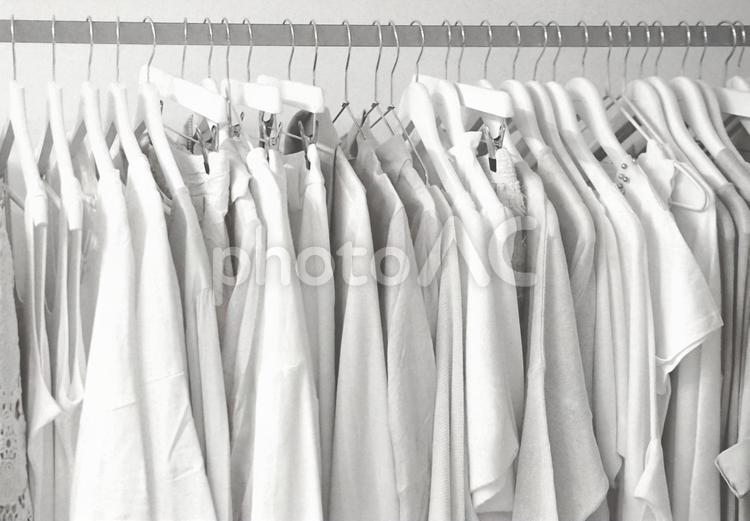 白い服のクローゼット白黒モノクロお洒落な ファッション,洋服,白の写真素材