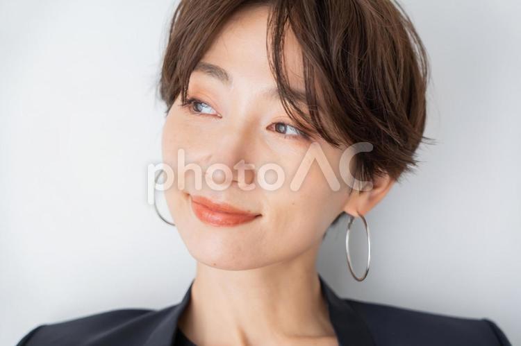 ショートヘアーのスーツを着た女性 女性,スーツ,会社員の写真素材