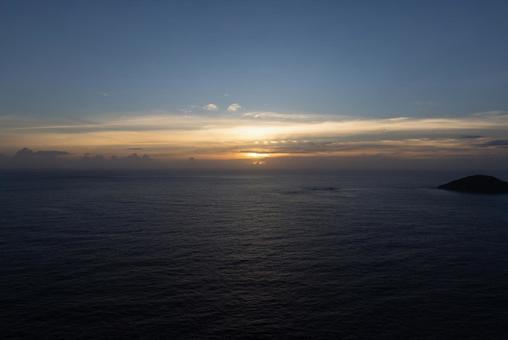 ウェザーステーション展望台から望む夕景 ウェザーステーション展望台から望む夕景 父島,小笠原諸島,ウェザーステーションの写真素材