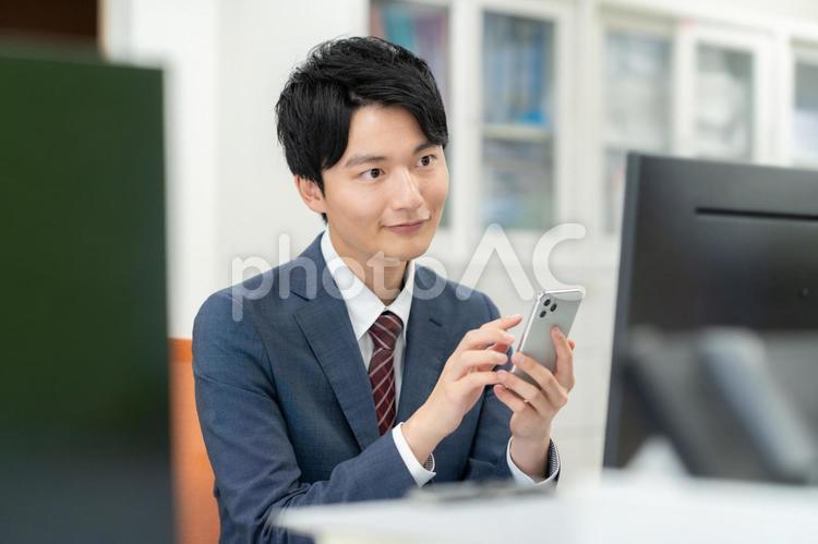 オフィスで働く男性のビジネスマン ビジネス,新入社員,オフィスの写真素材