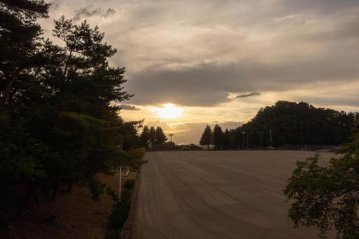 夕日とグラウンド 夕日,グラウンド,夕焼けの写真素材