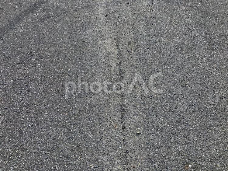 アスファルトの割れ アスファルト,割れ,グレーの写真素材