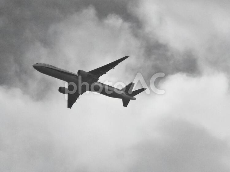 上空を飛ぶジェット旅客機４ ジェット機,旅客機,東京の写真素材
