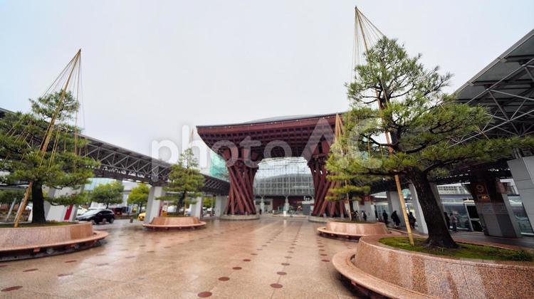 雨が似合っている鼓門 金沢駅,鼓門,もてなしドームの写真素材