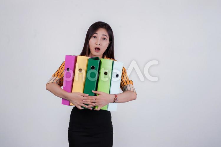 ファイルを抱える女性 ベトナム人,女性,ファイルの写真素材