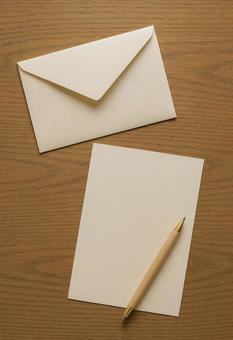 便箋と封筒とペン 便箋と封筒とペンの写真