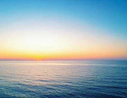 夜明けの穏やかな海 夜明けの穏やかな海の写真