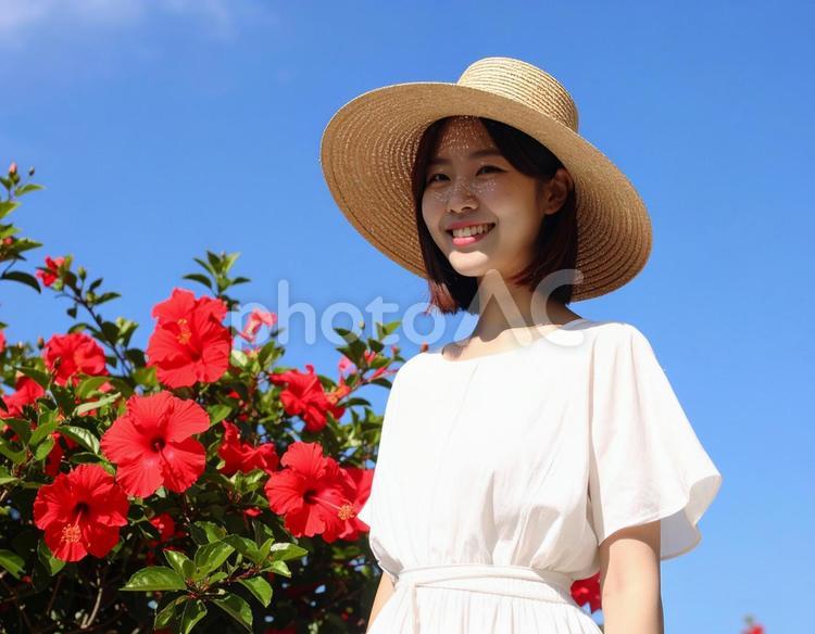 ハイビスカスと、真夏の彼女 ハイビスカス,女性,若いの写真素材