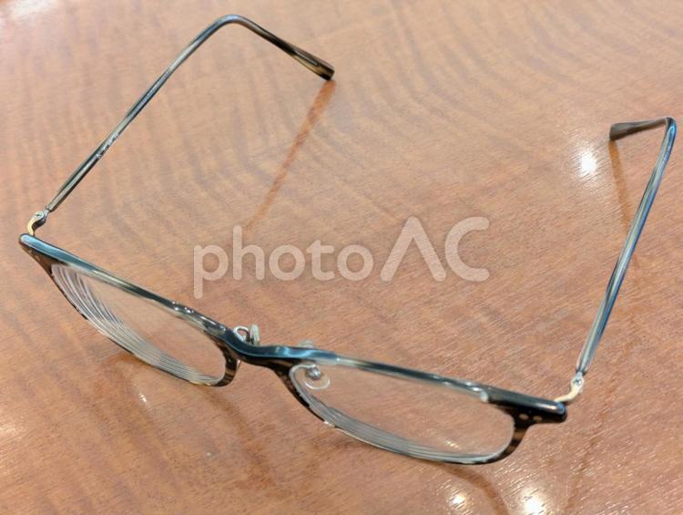 テーブルに置かれた近眼鏡 眼鏡,めがね,セルフレームの写真素材
