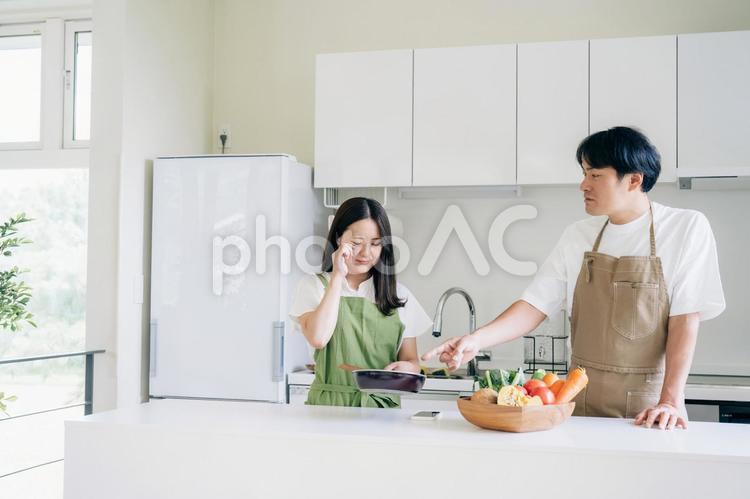 料理に口を出す男性 モラハラ,料理,夫婦喧嘩の写真素材