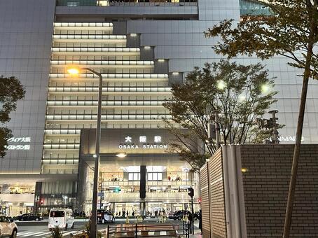 夜のJR大阪駅 大阪駅,ビル,夜景の写真素材