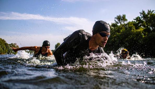 トライアスロン 一斉に水に飛び込む選手 トライアスロン 一斉に水に飛び込む選手の写真