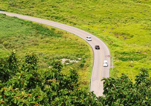 見下ろす峠道のカーブ 見下ろす峠道のカーブ 山,高原,道路の写真素材