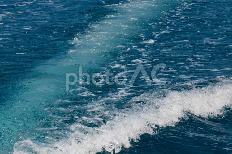 海上にできる航跡波 海,波,クルーズの写真素材