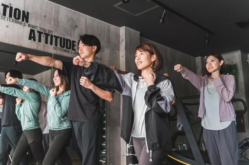 ジムでボクササイズ・ダンスを習う男女 ボクササイズ,ボクシング,スポーツジムの写真素材