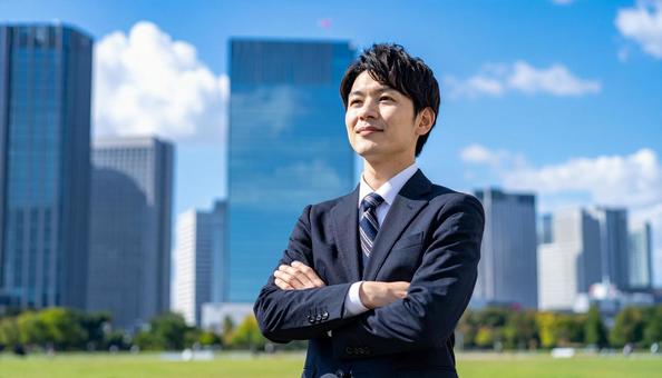 腕組みをするビジネスパーソン 腕組みをするビジネスパーソンの写真