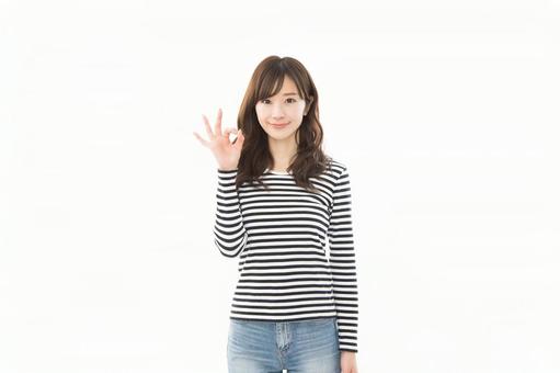 若い女性 ボーダー ポーズ OK 若い女性 ボーダー ポーズ OK 女性,人物,okの写真素材