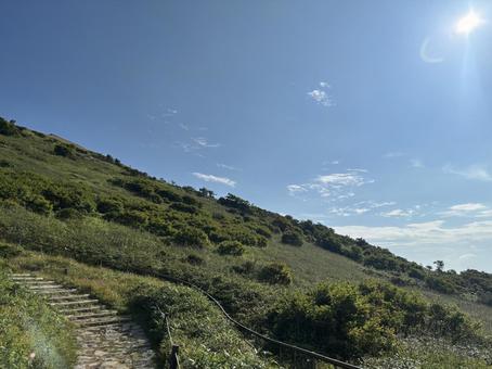 山道と緑と青空 山,青空,風景の写真素材
