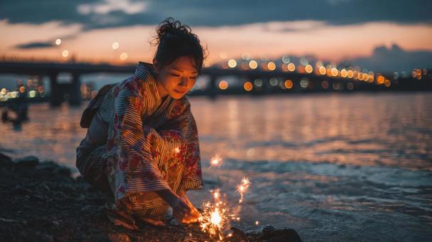 線香花火と浴衣の夕暮れの写真