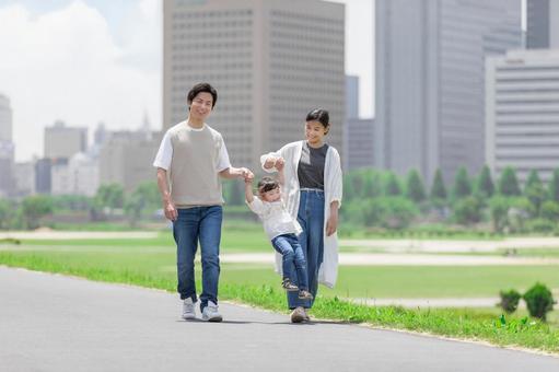 土手を歩く親子 土手を歩く親子 人物,家族,土手の写真素材