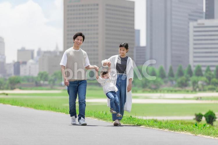 土手を歩く親子 人物,家族,土手の写真素材