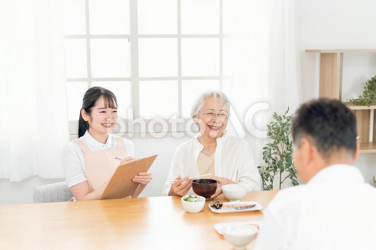 高齢者の食事をチェックする女性（栄養士） 栄養士,高齢者,食事の写真素材
