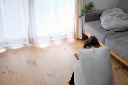 悩んでいる40代女性 女性,後ろ姿,ショックの写真素材