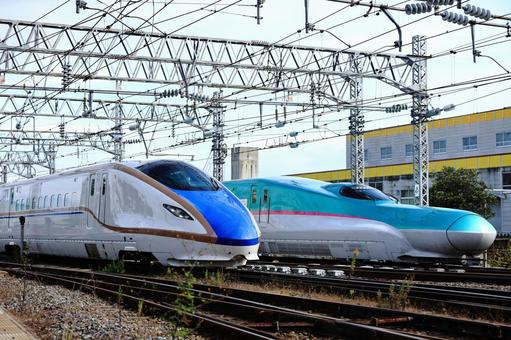 E7、E5系新幹線の並走 鉄道,e5系,線路の写真素材