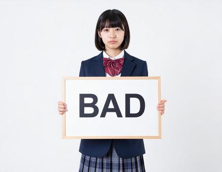 BADと書いたボードをもつ女子生徒 BADと書いたボードをもつ女子生徒の写真