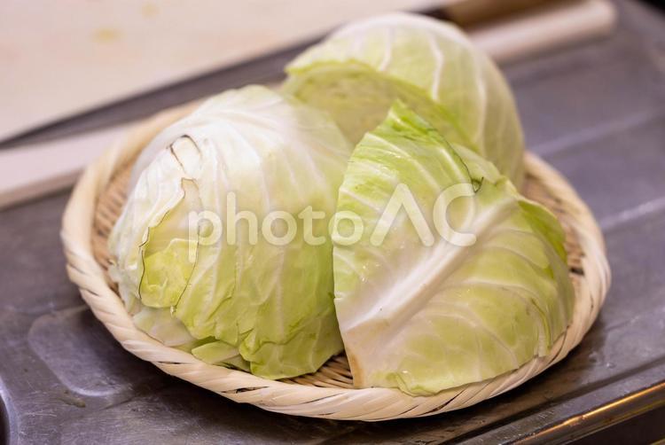 ４つ切りにしたキャベツのかたまり キャベツ,野菜,素材の写真素材