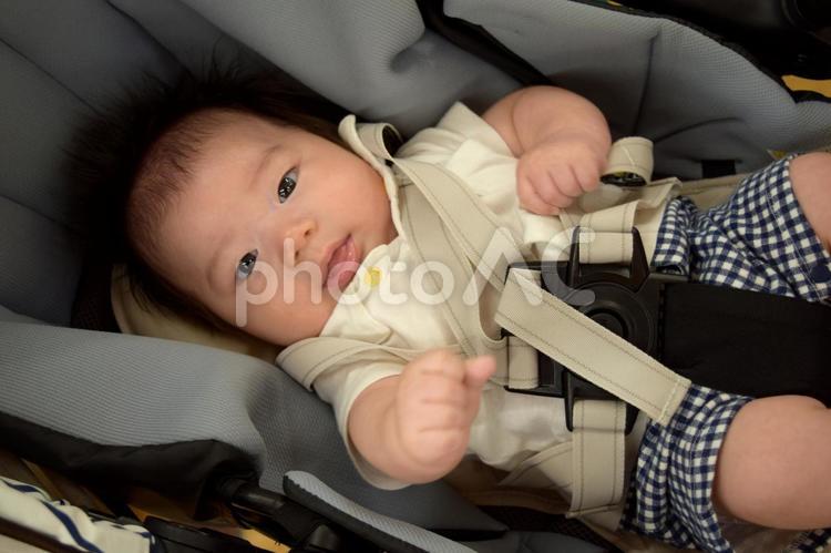 ベビーカーの赤ちゃん(男児)　２か月 赤ちゃん,乳児,男児の写真素材