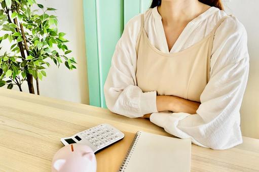 家計に悩む主婦 家計,悩む,家計簿の写真素材