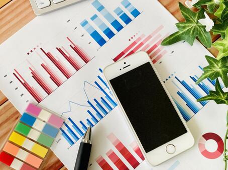 スマホと赤・青のグラフ資料 ビジネス,グラフ,スマホの写真素材