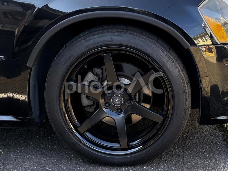 黒い車のタイヤ 黒い車,タイヤ,車の写真素材